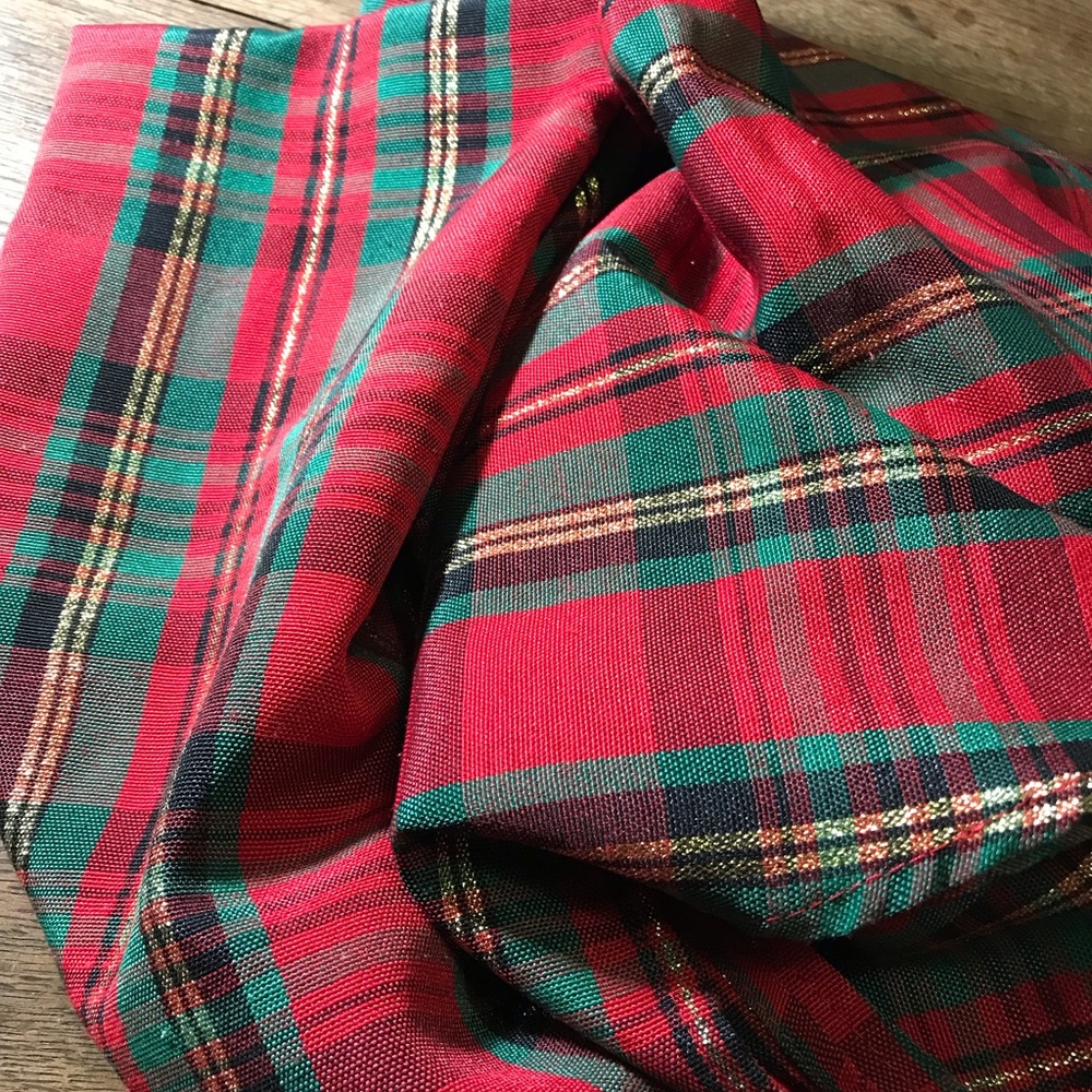 Vintage Christmas Round Tablecloth 60 in across total